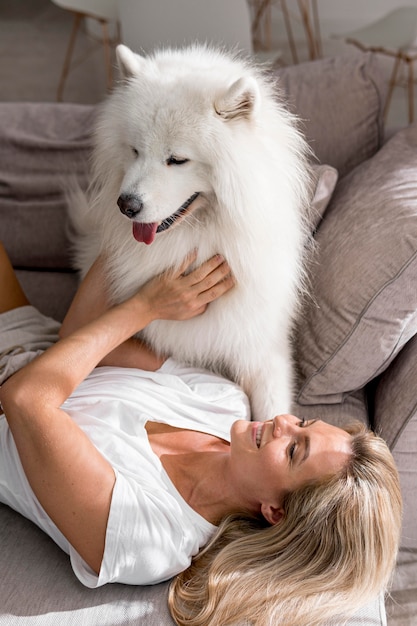 Mujer y perro hermoso y encantador