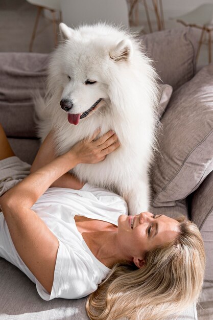 Mujer y perro hermoso y encantador