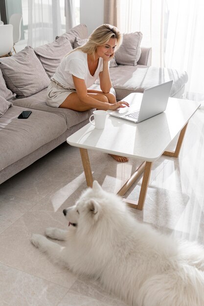 Mujer y perro hermoso y encantador