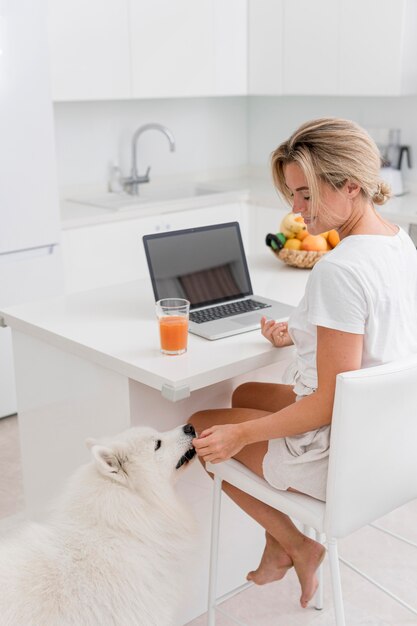 Mujer y perro hermoso y encantador