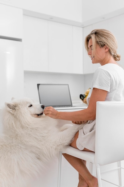 Mujer y perro hermoso y encantador