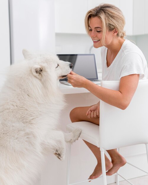 Mujer y perro hermoso y encantador