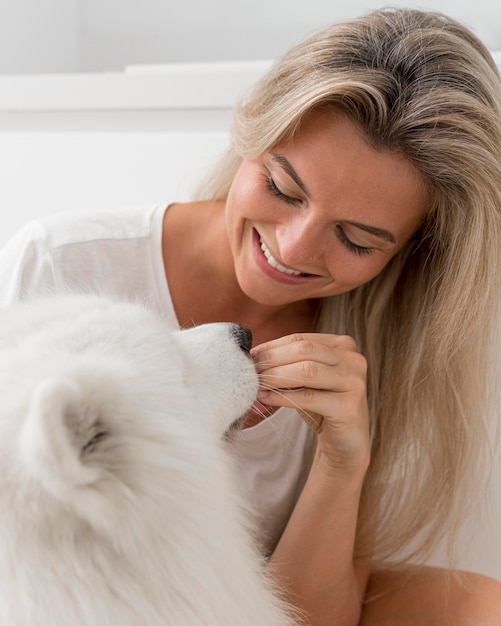 Mujer y perro hermoso y encantador