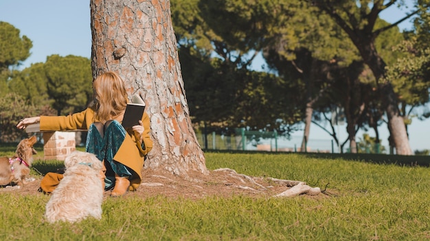 Mujer con perro libro de caricias