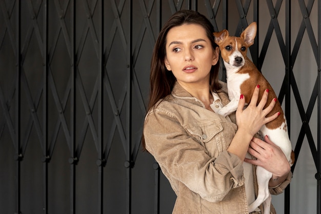 Mujer y perro posando