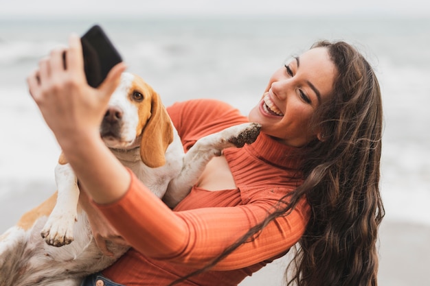 Mujer con perro tomando selfie