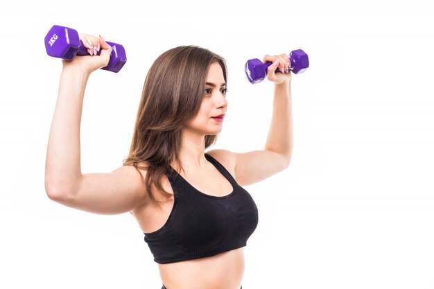 Mujer con pesas haciendo ejercicio y haciendo diferentes ejercicios