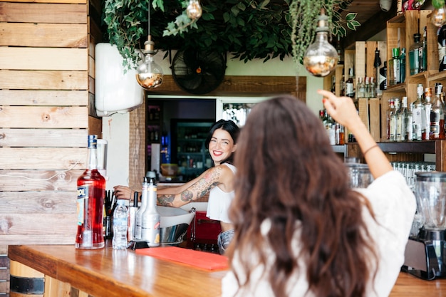 Mujer pidiendo en bar