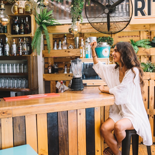 Mujer pidiendo en barra