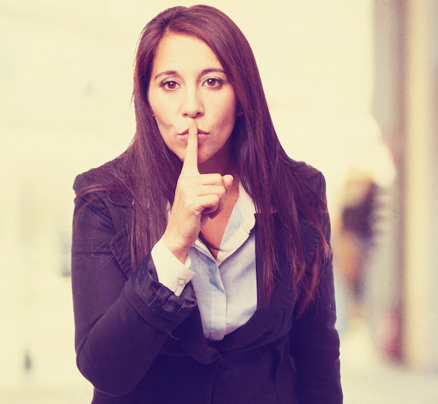 Foto gratuita mujer pidiendo silencio con un dedo en los labios