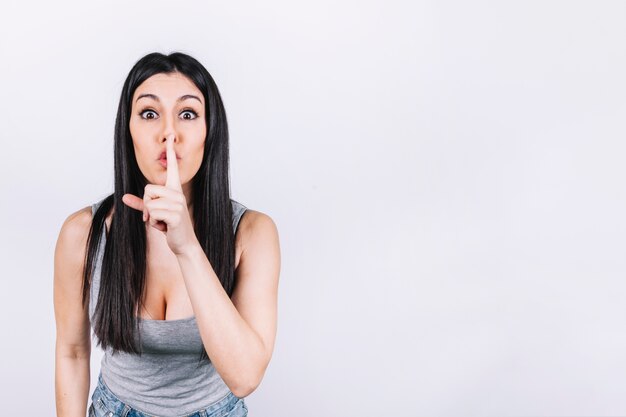 Mujer pidiendo silencio