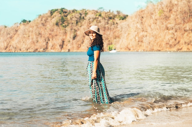 Mujer de pie en el agua de mar