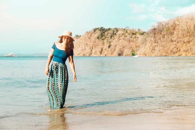 Foto gratuita mujer de pie en el agua a la orilla del mar