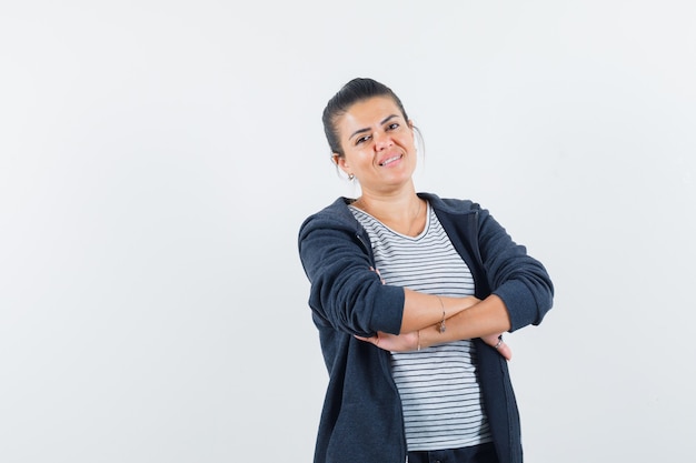 Mujer de pie con los brazos cruzados en camiseta