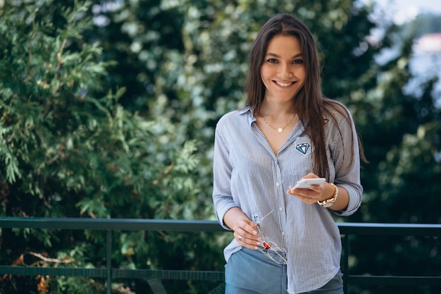 Mujer de pie en un café junto a la ventana