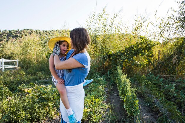 Foto gratuita mujer de pie en el campo amando a su amiga