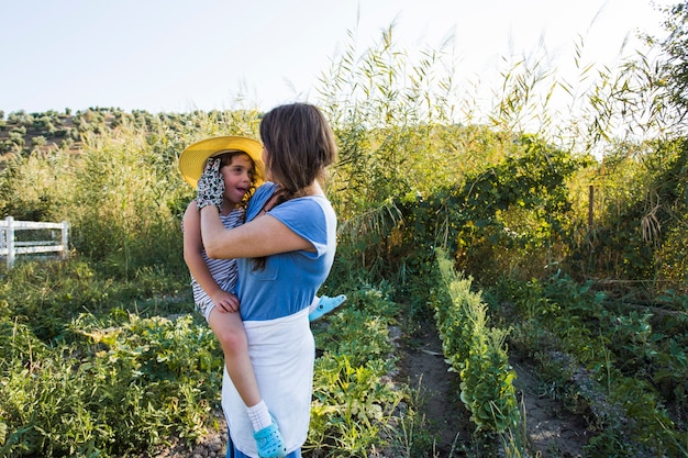 Mujer de pie en el campo amando a su amiga