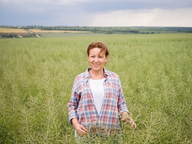 Mujer de pie en un campo