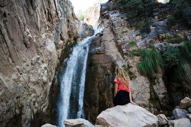 Mujer de pie, cerca, cascada