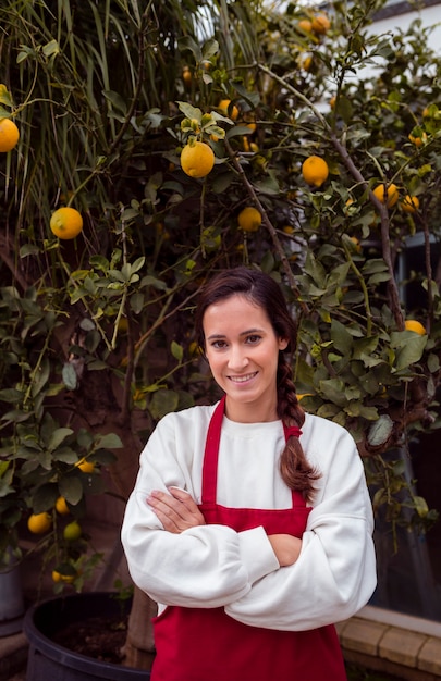 Mujer de pie delante de limonero