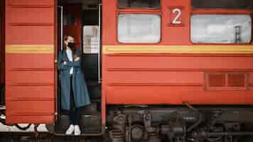 Foto gratuita mujer de pie en las escaleras del tren