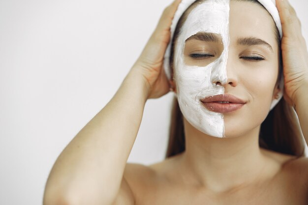 Mujer de pie en un estudio de cosmetología