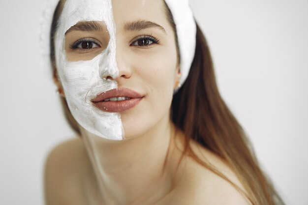 Mujer de pie en un estudio de cosmetología