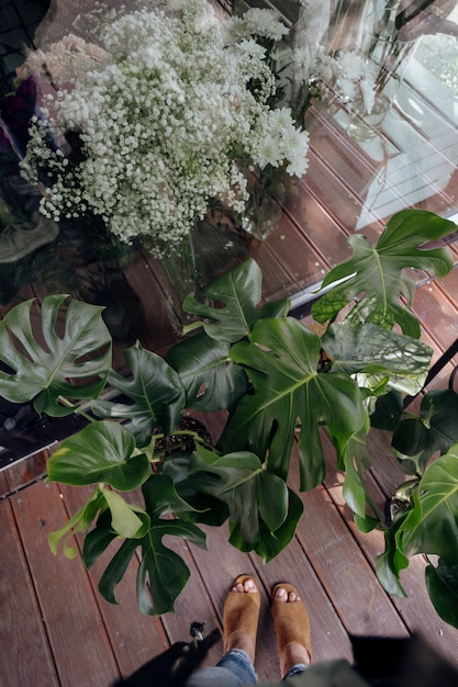 Mujer de pie fuera de una tienda de flores