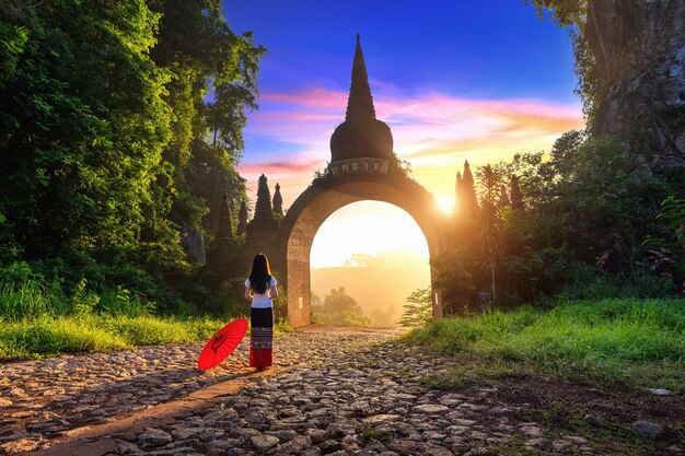 Mujer de pie en Khao Na Nai Luang Dharma Park en Surat Thani, Tailandia