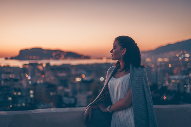 Foto gratuita mujer de pie mirando al atardecer y mirando pensativo