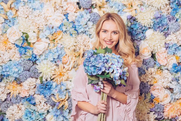 Mujer de pie con ramo de flores