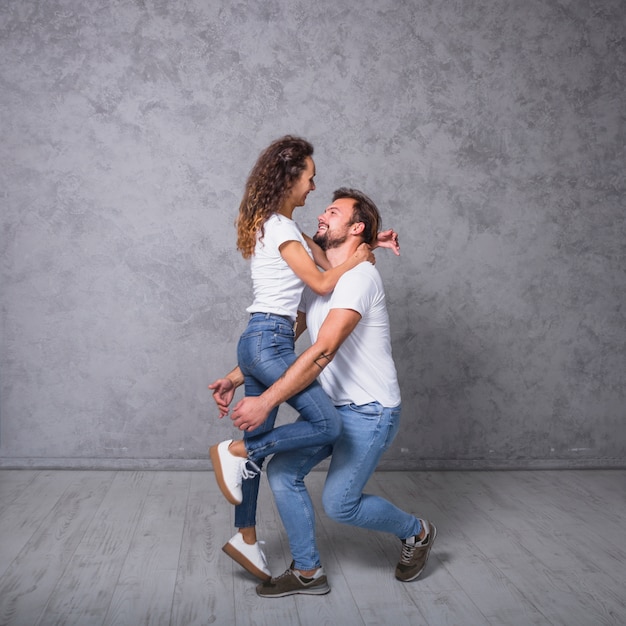 Foto gratuita mujer de pie sobre los pies del hombre