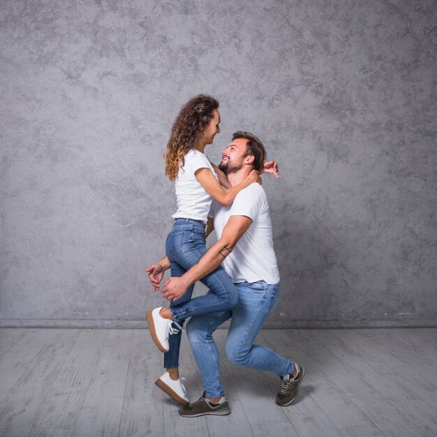 Mujer de pie sobre los pies del hombre