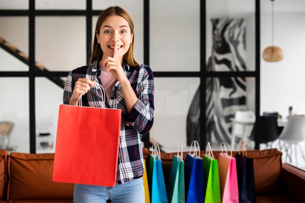 Mujer de pie y sosteniendo una bolsa de papel