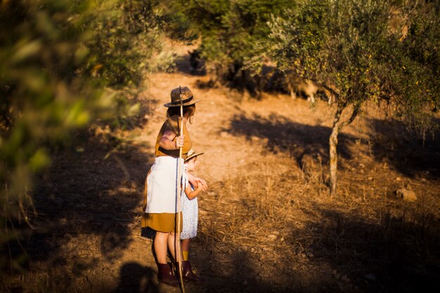 Mujer de pie con su hija de pie en el campo