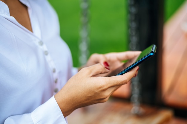 Mujer de pie en un teléfono inteligente