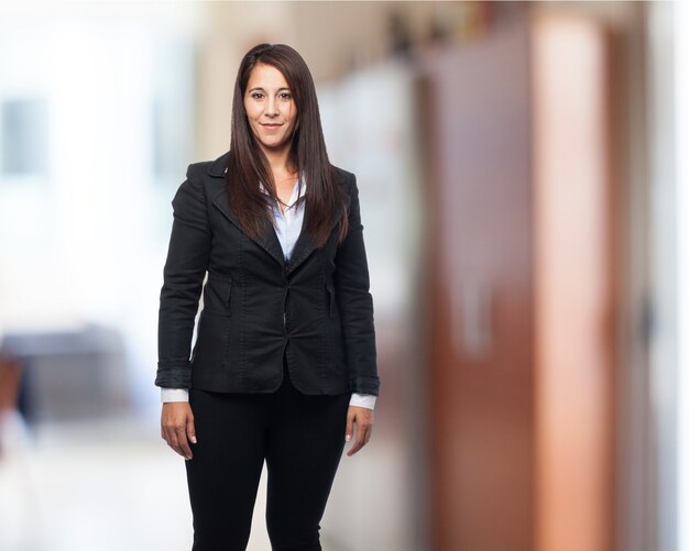 Mujer de pie con traje de chaqueta