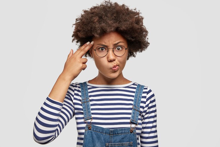Foto gratuito mujer de piel oscura disgustada está cansada de todo
