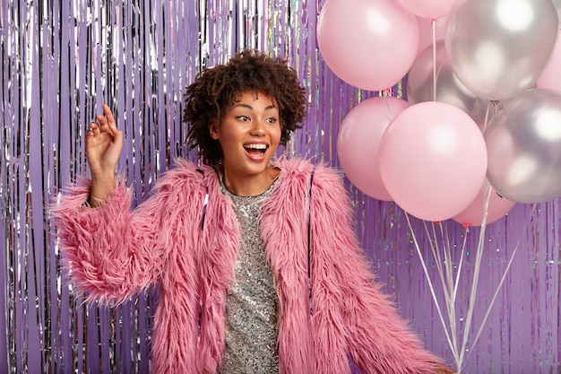 Mujer de piel oscura positiva tiene peinado afro