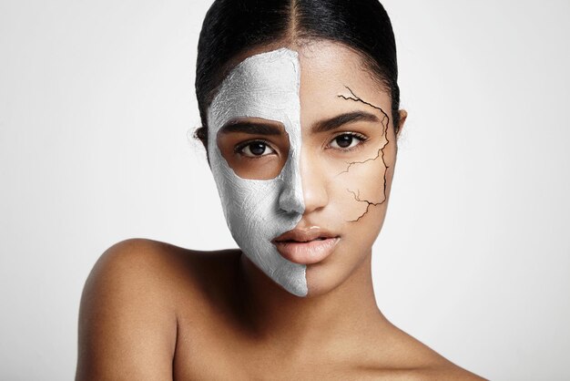 Mujer con piel seca haciendo un tratamiento facial