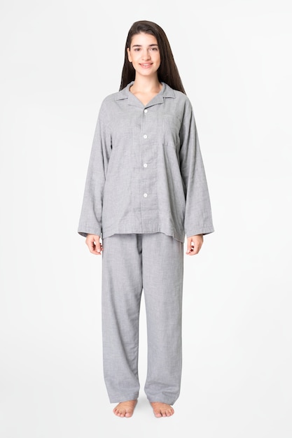 Mujer en pijama gris ropa de dormir cómoda ropa de cuerpo completo