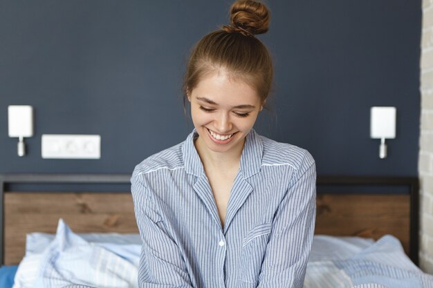 Mujer en pijama mientras está sentado en la cama