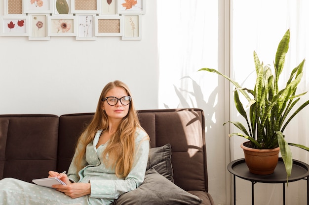 Foto gratuita mujer en pijama trabajando desde casa