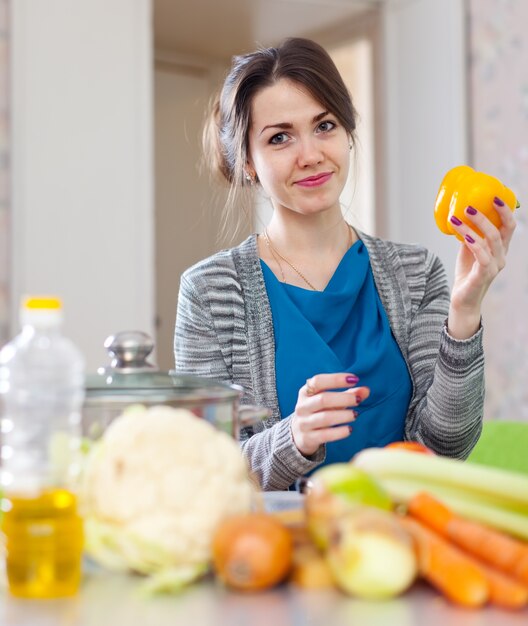 Mujer con pimiento amarillo anf otros vegetales