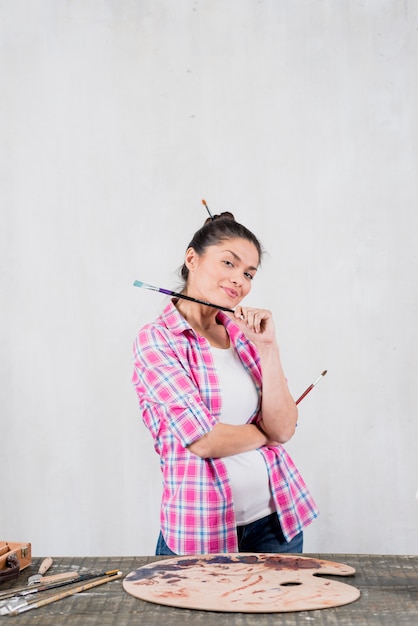 Mujer con pincel en taller de arte