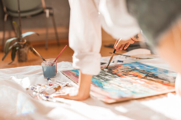 Mujer pintando con acuarela en estudio