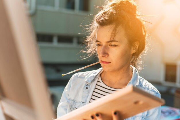 Mujer pintando al aire libre