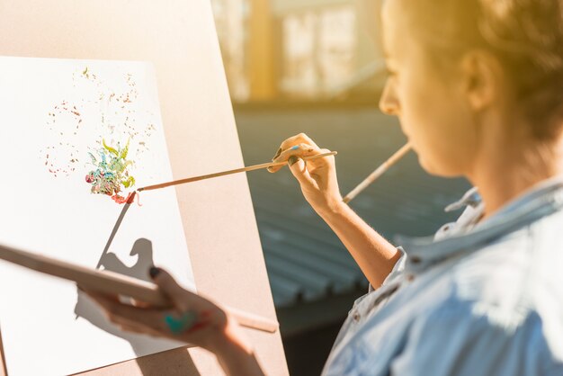 Mujer pintando al aire libre