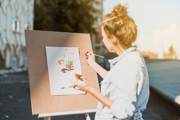 Mujer pintando al aire libre