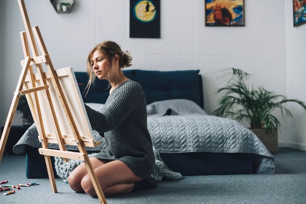 Mujer pintando en dormitorio